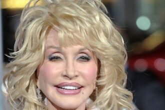 Country singer Dolly Parton posing for a photo.