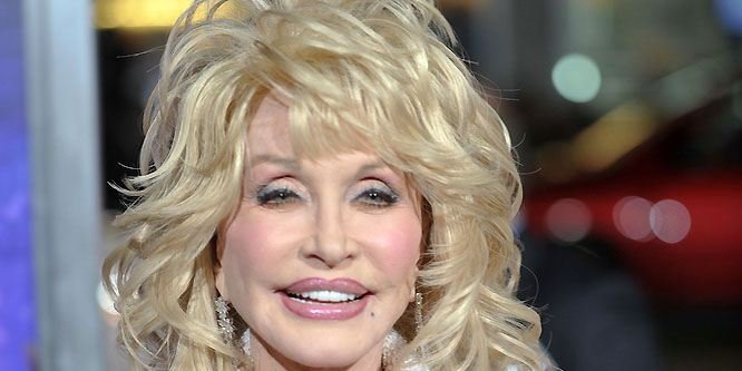 Country singer Dolly Parton posing for a photo.