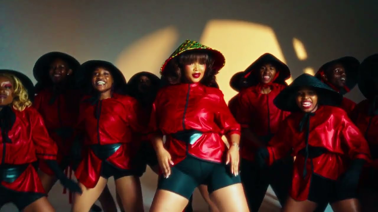 MaWhoo, Sami'Kay and MSA in the official music video for Nam Angeke