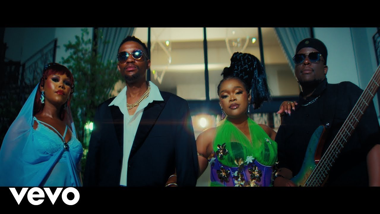 Sam Deep, Nia Pearl, Boohle, and Mano in the Shela music video.