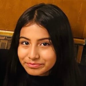 Esme Leos TikTok star biography photo