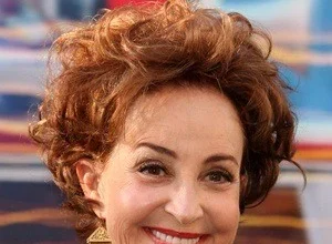 Annie Potts smiling for a picture at an event