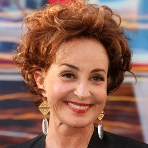 Annie Potts smiling for a picture at an event
