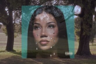 Jhené Aiko performing her song Don't Be That Guy