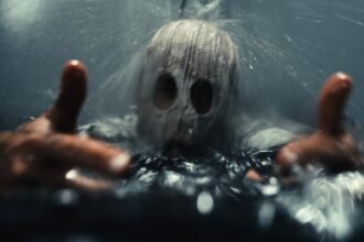 Yeat performing in the EARNËD IT official music video.