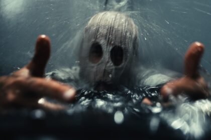 Yeat performing in the EARNËD IT official music video.