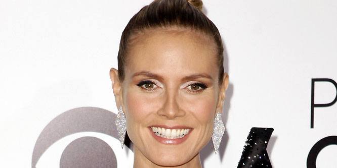 Heidi Klum smiling on a red carpet event.