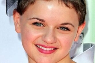 Actress Joey King smiling at an event.