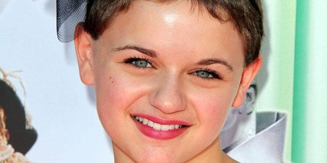 Actress Joey King smiling at an event.