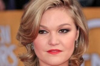 Julia Stiles smiling at a movie premiere