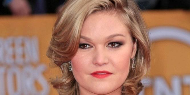 Julia Stiles smiling at a movie premiere