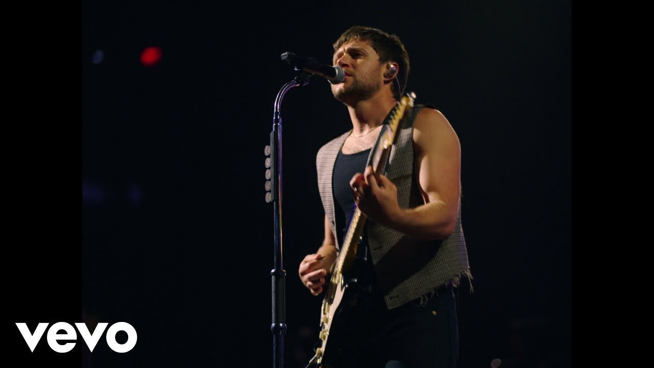 Niall Horan Solo Performance - Niall Horan Biography: Age, One Direction, Solo Career, Family, and Life Story