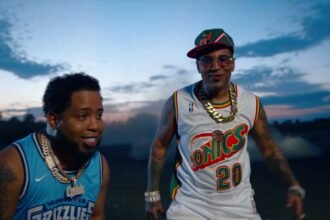 Chimbala and Omega performing together in the Se Me Nota music video