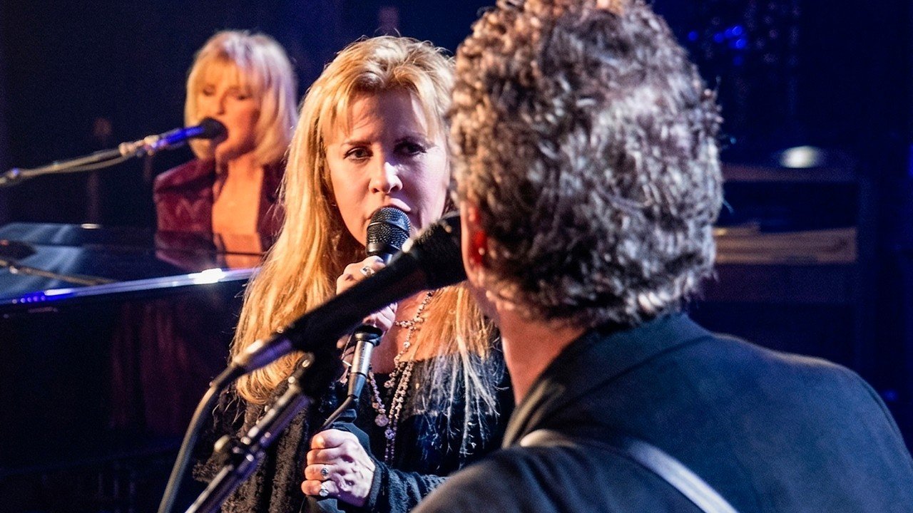 Stevie Nicks performing on stage - Stevie Nicks Biography: Age, Songs, Fleetwood Mac, Family, and Life Story