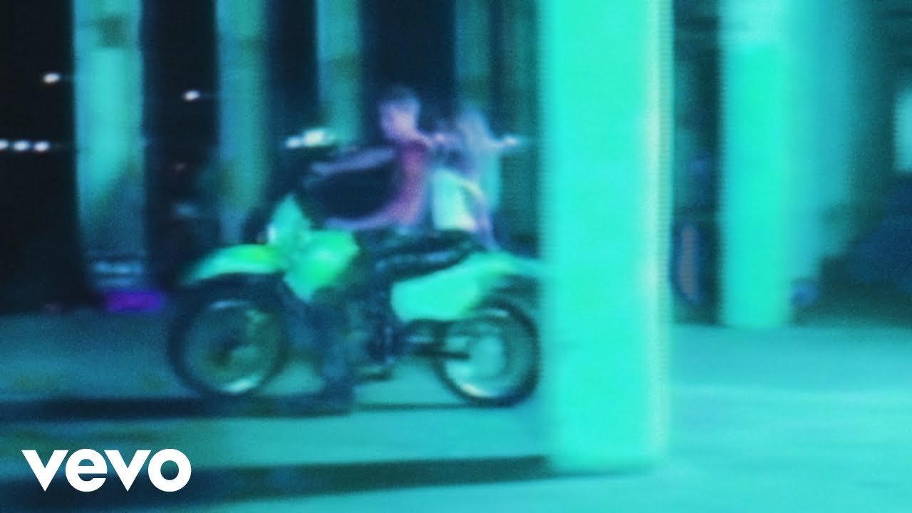 Screenshot of the BbY WOW visualizer showing KAROL G, Judeline and rusowsky performing with colorful graphics