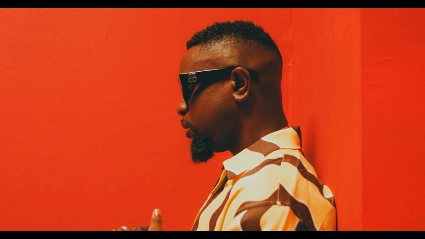 Sarkodie and KiDi performing their song Deja Vu.